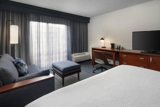 Courtyard by Marriott Palm Springs - Housity