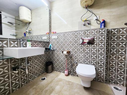 Spacious 1BHK Prime Location with 2 restrooms 5 - Housity