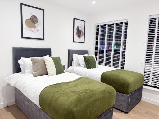 Spacious Modern 1 Bed Apartments in St Neots - Perfect for Contractors & Professionals - Free Parking - WiFi - Fully Equipped Kitchen - Smart TV Ideal for Work Stays and Long Projects - Housity