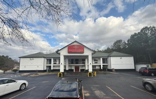 Magnolia Bay Hotel & Suites - Housity