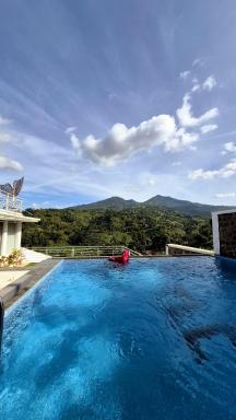 Teras Luhur Villa & Cafe dengan Pemandangan Gunung dan Pesawahan - Housity