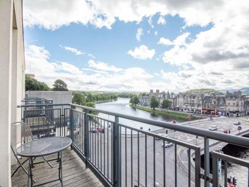 Mercury Holiday Homes - 2 Bedroom Riverside Apartment 301 Free Parking - Housity