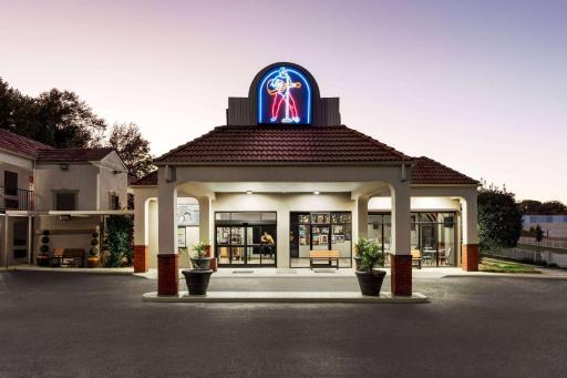 Days Inn by Wyndham Memphis at Graceland - Housity
