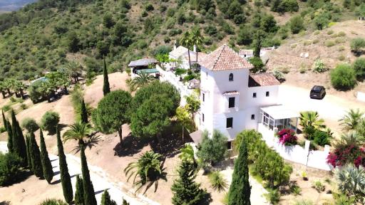 Castle Tower apartment in rural holiday park 'Picasso' - Housity