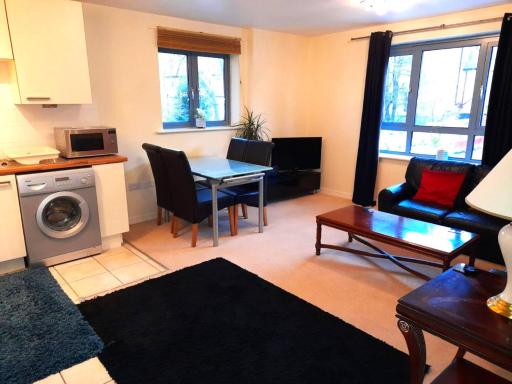 Oxford Apartment-- Free parking 2 Bedrooms-2Bathrooms-Located in Jericho Oxford close to Bus and Rail station - Housity