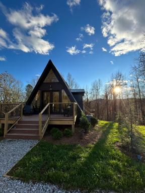 The Coop NEW A-frame Hot Tub, Fire Pit, Loft - Housity