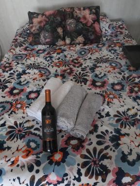 M&G Cozy Studio Apartment -beachfront,WIFI,AirCon,FullyEquipped - Housity