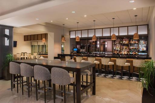 Sheraton Suites Chicago Elk Grove - Housity