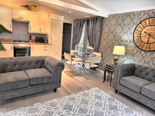 Welsh Villa-Hot Tub-Tenby-Carmarthen-Forestsetting - Housity