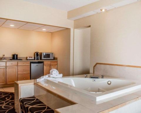Quality Hotel & Suites At The Falls - Housity
