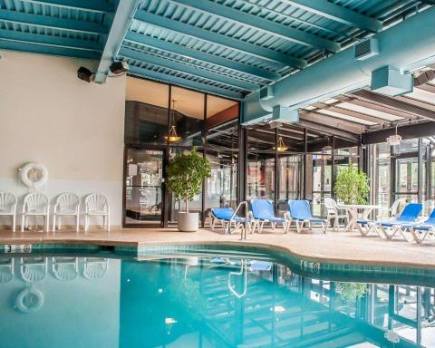 Quality Hotel & Suites At The Falls - Housity