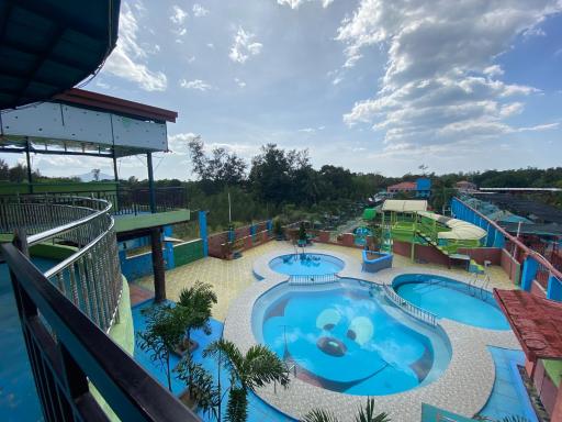 RedDoorz Plus @ Lhexlyn Resort San Narciso - Housity