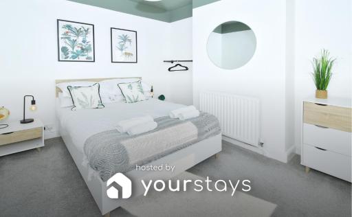 London House by YourStays - 5 Bedroom House in Newcastle-under-Lyme - Housity