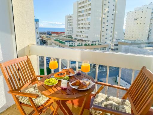 Luxury 2 min Beach with Balcony, Ocean view, Wifi, AC, SmartTV - Hizvo