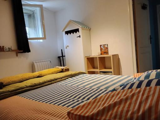 Bouger en famille chez l'habitant, longère bercéenne, 2 chambres 4 Pers, possibilité rajout berceau et 1 lit single soit 6 Pers maxi - Housity