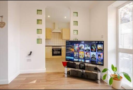 Spacious 2BDR Apartment, WIFI+ Great TV - Housity