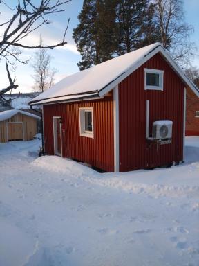 Nyrenoverad charmig gäststuga med sovloft i Järpen - Housity