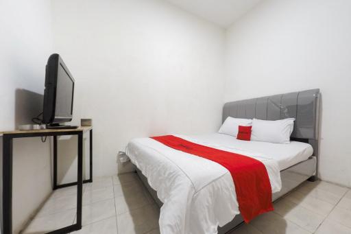 RedDoorz at Flamboyan Harapan Indah - Housity