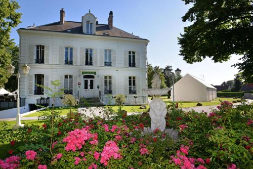 Logis - Hostellerie Le Chatel Nangis - Housity