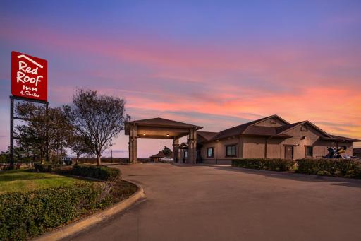 Red Roof Inn & Suites Sulphur Springs - Housity