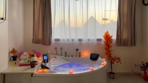Luxury jacuzzi & pyramids view - Housity