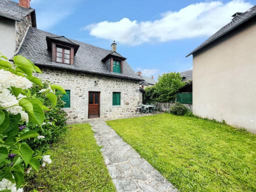 Maison cosy a Lanobre + Jardin - Housity