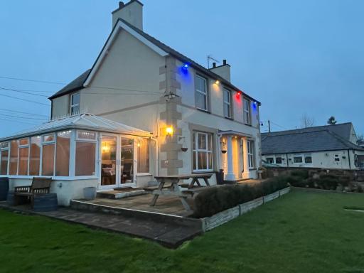 Taldrwst farmhouse guest house - Housity