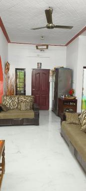 3 bedroom country home with a lush full backyard - Housity