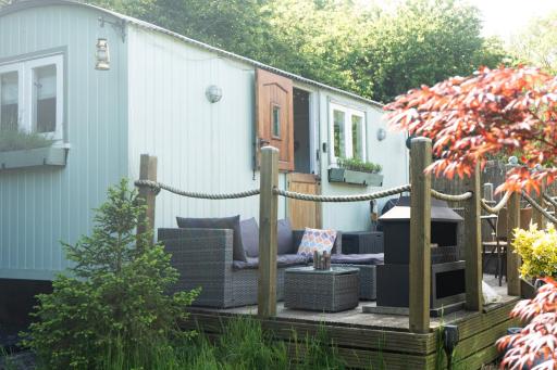 Shepherds Hut with Hot Tub - Housity