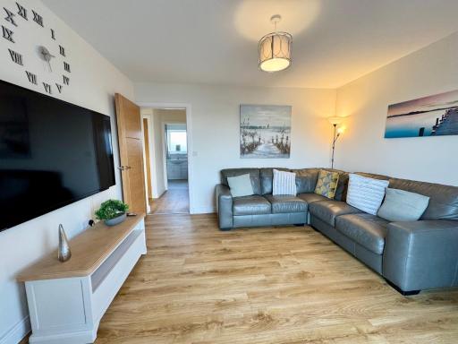 GWEL Y TYWYN - 2 BED APT-ON THE BEACH-TREARDDUR - Housity