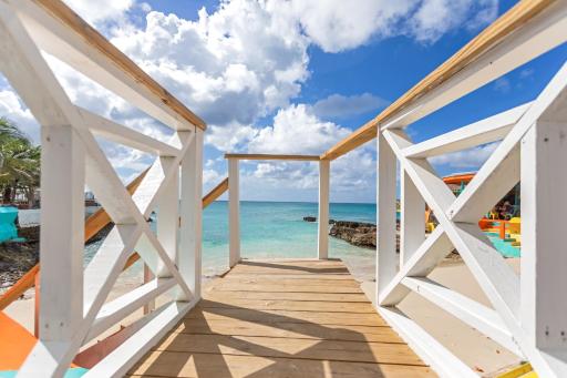 Maho Beach House - Petite Studio - Beach Access - Housity