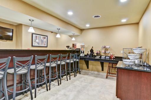 Cobblestone Inn & Suites - Ambridge - Housity