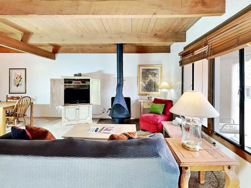 Artist Road #18, 2 Bedrooms, Sleeps 4, Flat Screen TV, Pool Access, WiFi - Housity