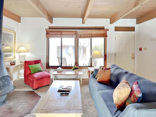 Artist Road #18, 2 Bedrooms, Sleeps 4, Flat Screen TV, Pool Access, WiFi - Housity