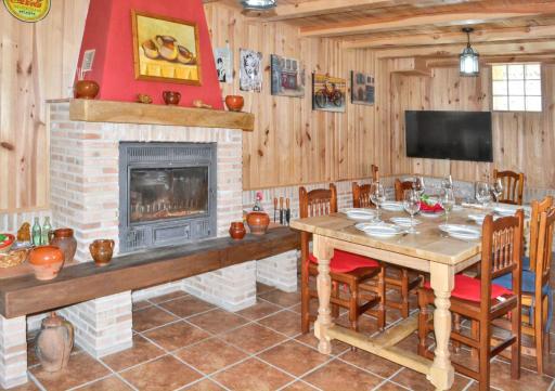 Charming House in Morales de Rey with Enclosed Garden - Housity