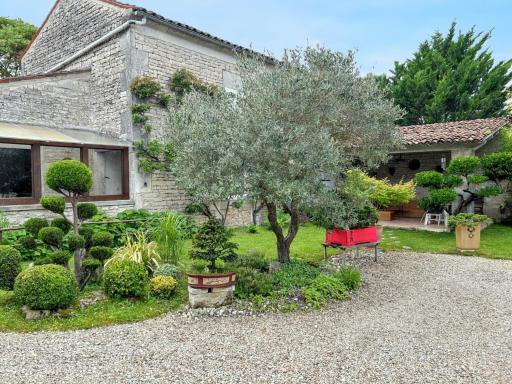 Maison de charme a Sigogne proche de Cognac barbecue inclus - Housity