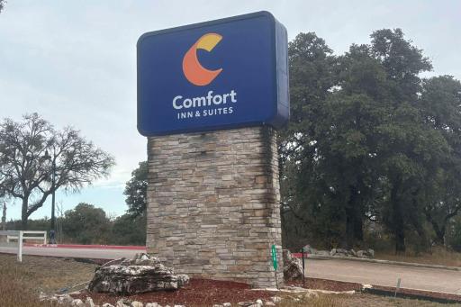 Comfort Inn & Suites - Housity