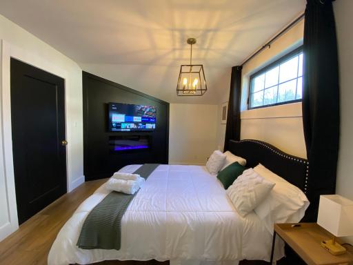 Stylish Downtown Kingsville Getaway with Putting Green, Firepit & Games - Housity