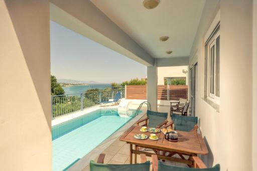 Elegant Villa in Planos + Private Pool. - Housity
