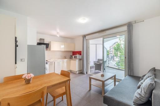 Le Printemps, centre Juan Les Pins , 100m des plages, 70m de la gare de Juan Les Pins - Housity