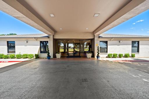 Days Inn by Wyndham Round Rock - Housity