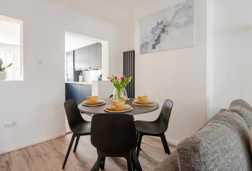 Modern 2 Bed House in Rainham, Kent - Central Location - Housity