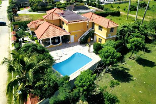 Elegant Villa in Nagua with Private Pool and Jacuzzi - Housity