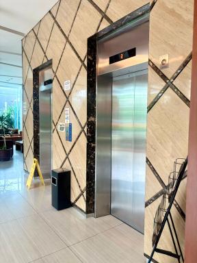 V Hotel Tebet - Housity
