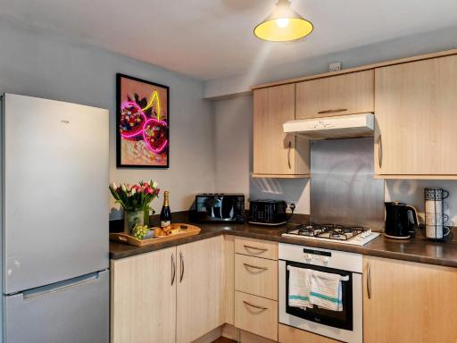 Lakeside: Argosy 3bed house 2bath parking M27 J5 Southampton Airport sleeps 6 - Housity