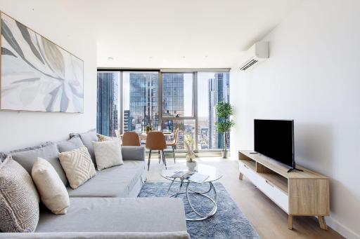 Stunning Top Floor City Views 2BR Gem, Central CBD - Housity