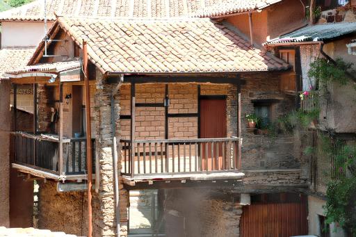 Charming House in Robledillo de Gata with Fireplace and Terrace - Housity