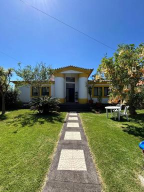 Charming house with sea view in Angra do Heroismo - Housity