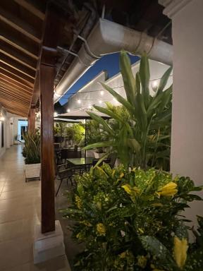 HOTEL PLAZA BOLIVAR MOMPOX ubicado en el centro histórico con parqueadero interno - Housity