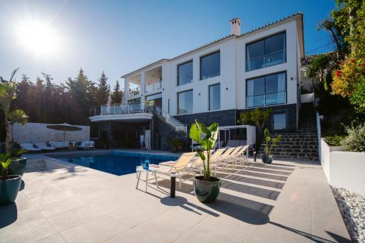 Luxury Villa with Sauna and Heated Pool for 14PAX! - Hizvo